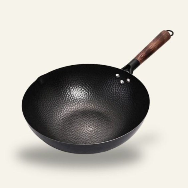Le Haku detailopname van het koolstofstaal oppervlak en handvat van de wok 32 cm inductie
