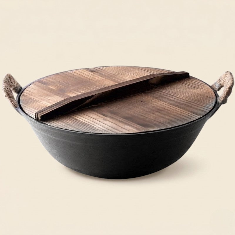 Le Ontake gietijzeren wok 32 cm met houten deksel vooraanzicht