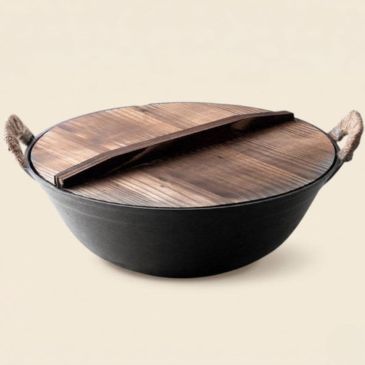 Le Ontake gietijzeren wok 32 cm met houten deksel vooraanzicht