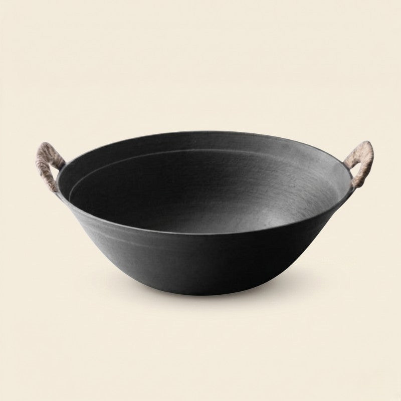 Le Ontake gietijzeren wok 32 cm detailopname van houten deksel en handvat