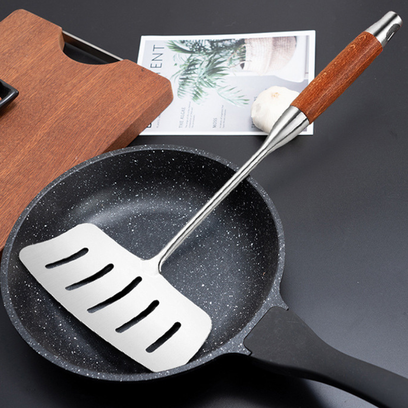 Le Mishio rvs wok spatel in gebruik bij roerbakken in wok