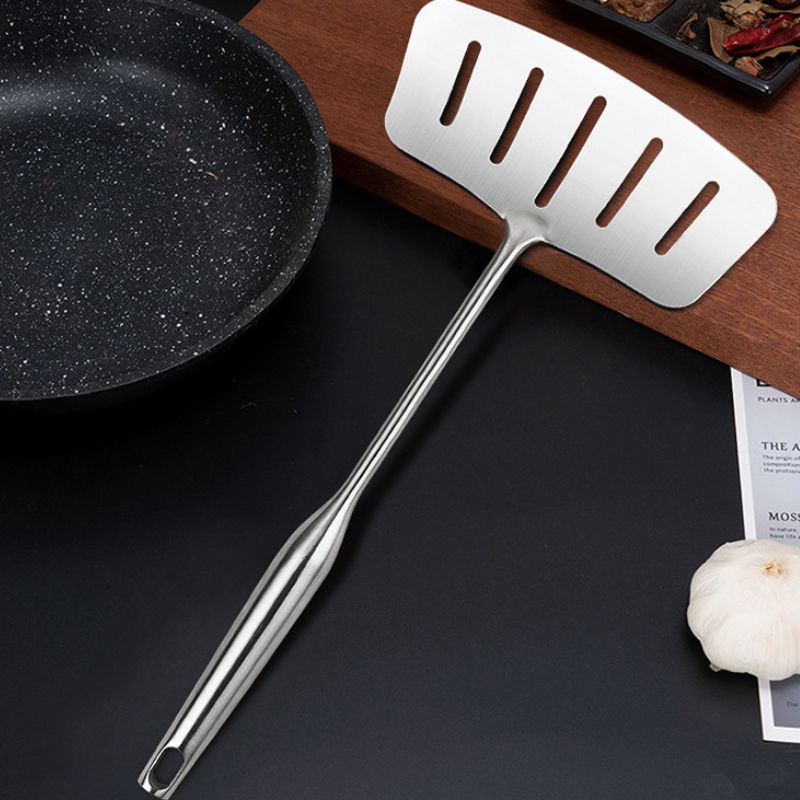 Le Mishio rvs wok spatel klaar voor gebruik in professionele keuken