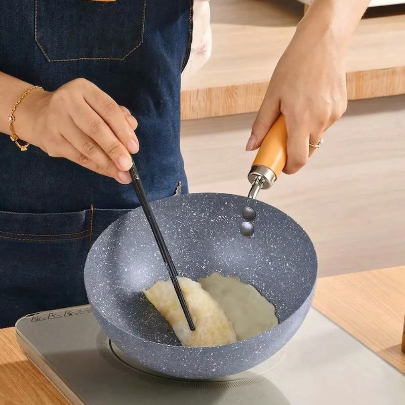Le Sanome mini wok inductie in hand gehouden compacte maat