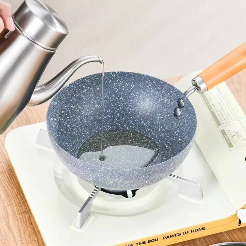 Le Sanome zijaanzicht mini wok inductie staand op keramische kookplaat