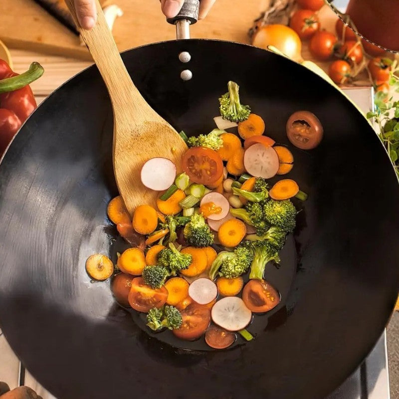 Le Hokira close-up smeedijzer structuur kleine smeedijzeren wok