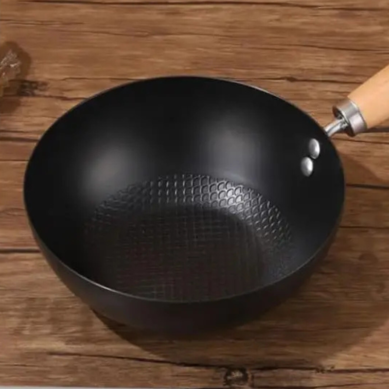 Le Hokira kleine smeedijzeren wok op gaspit met vlam zichtbaar