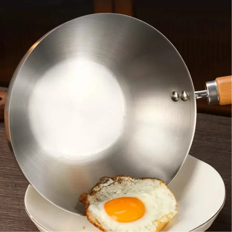 Le Nuriko rvs wok 20 cm gevuld met noedels en groenten