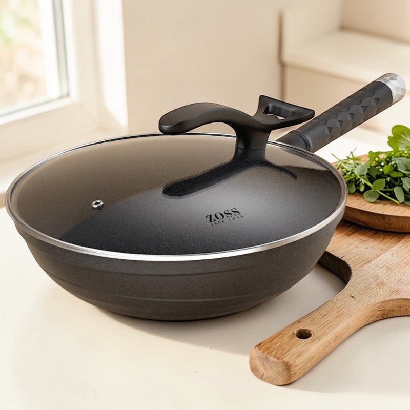 Le Takino zwart aluminium wok met deksel handvatdetail