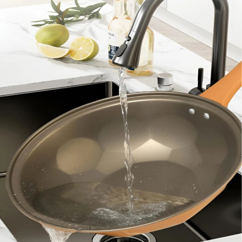 Le Mitano wok met deksel 32 cm op gaspit tijdens het roerbakken