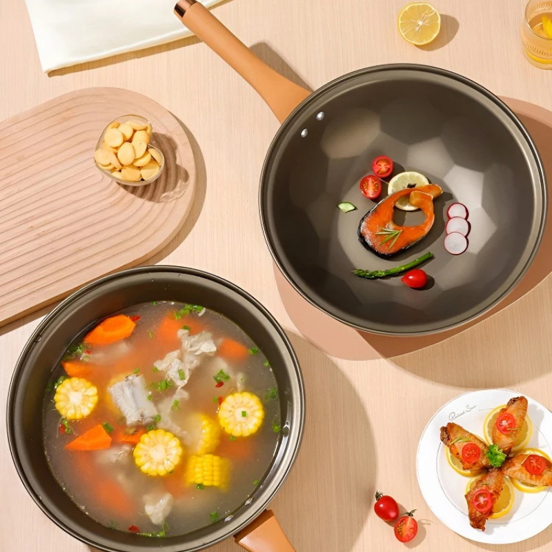 Le Mitano wok met deksel 32 cm gevuld met verse groenten