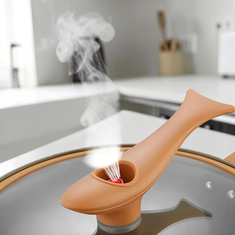 Le Mitano wok met deksel 32 cm op inductiekookplaat in gebruik