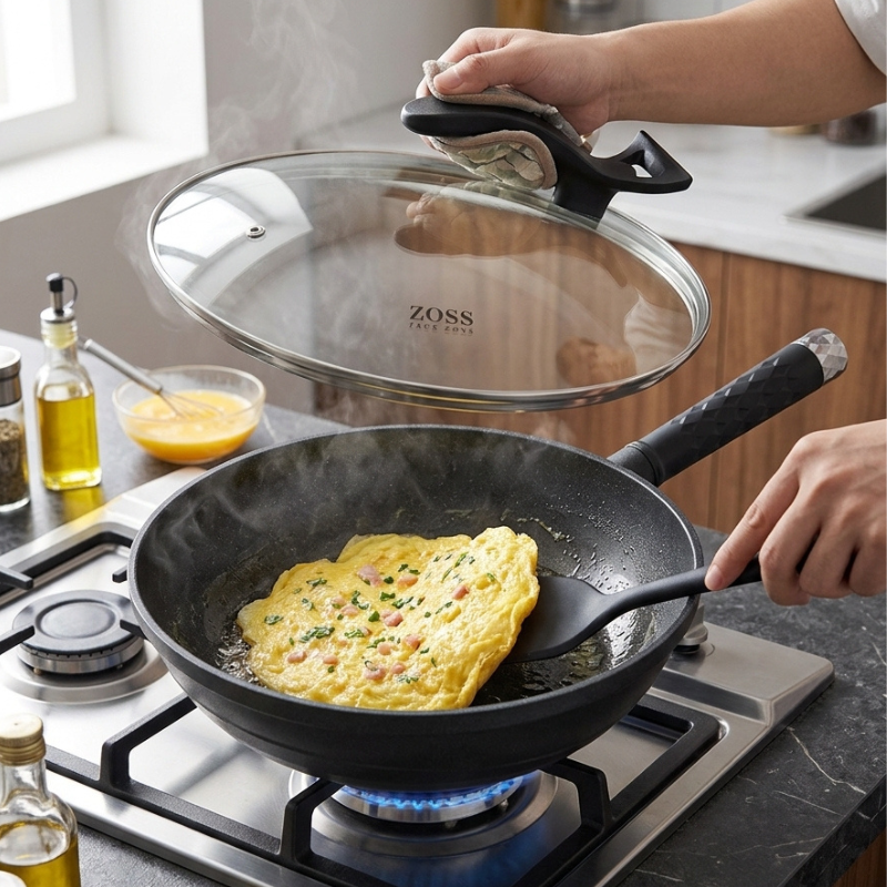 Le Takino zwart aluminium wok met deksel binnenzijde coating