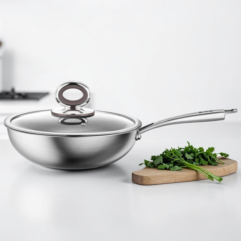 Le Tsumio rvs titanium wok in gebruik op inductiekookplaat