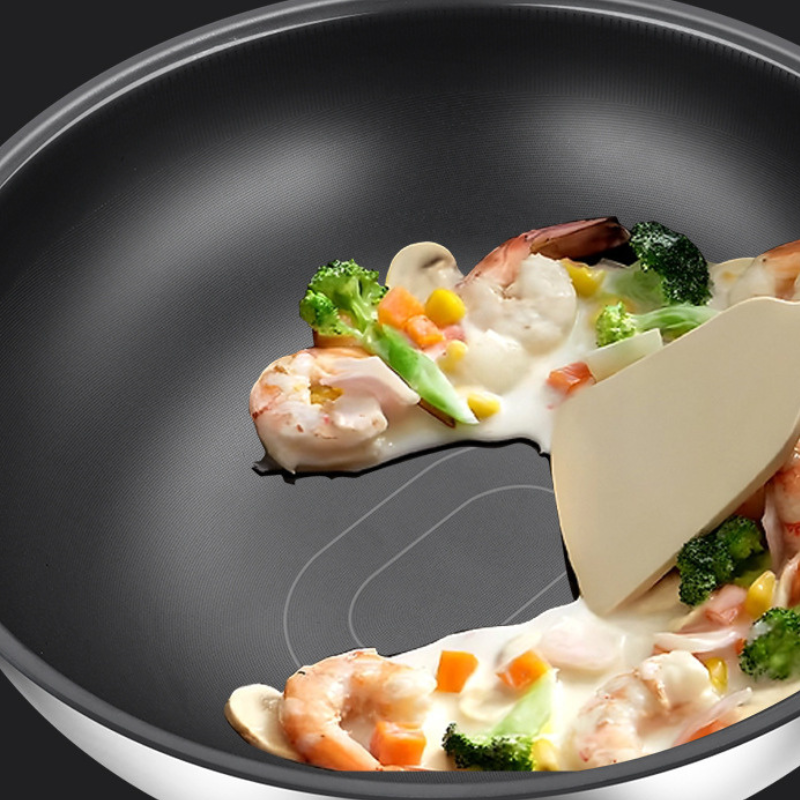 Le Tsumio rvs titanium wok in moderne keukensetting