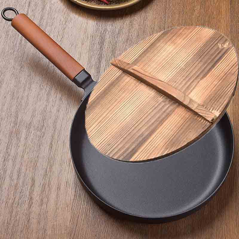 Le Pokaj koolstofstalen wokpan 26 cm – close-up staalstructuur en rand