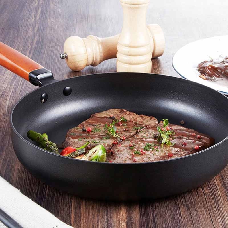 Le Pokaj koolstofstalen wokpan 26 cm verpakking en inhoud doos