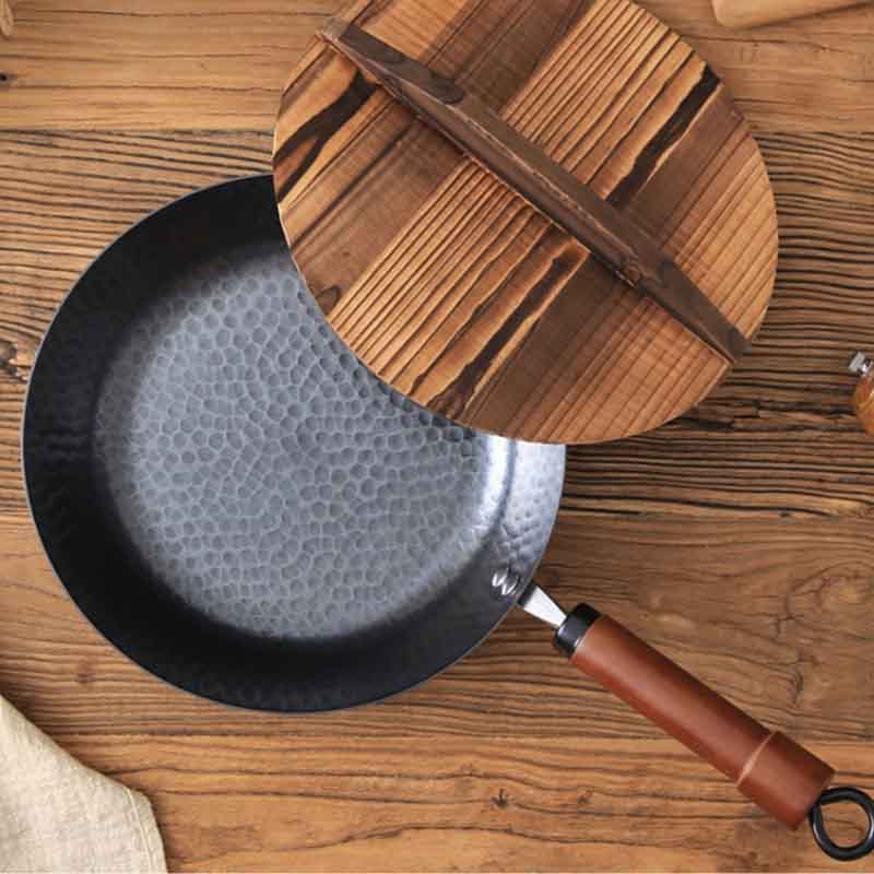 Le Pekaji smeedijzeren wok zonder coating – detail handvat en materiaal