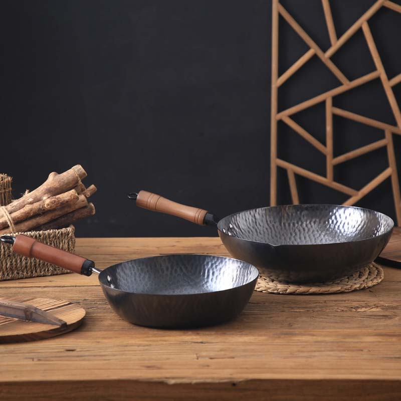 Le Pekaji smeedijzeren wok zonder coating schuinig aanzicht van bovenaf