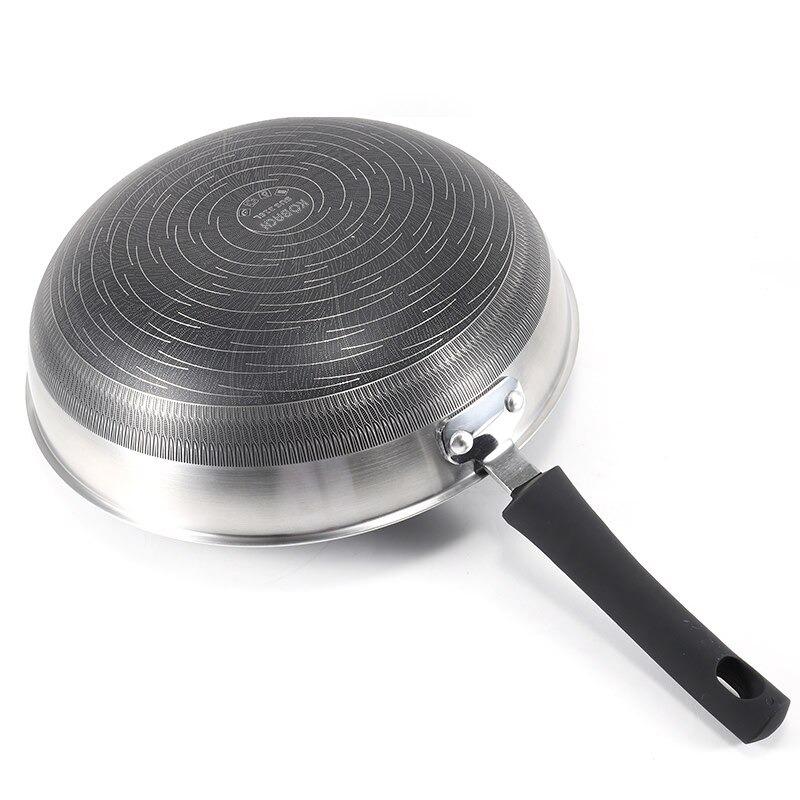 Le Akagi rvs wok met deksel 32 cm op kookplaat tijdens bereiding