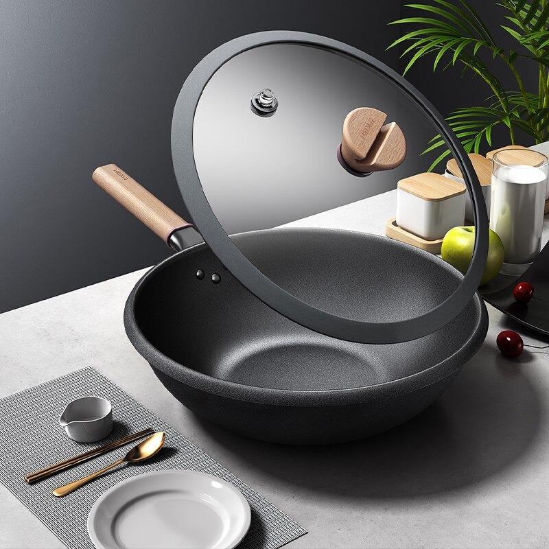 Le Amagi koolstofstaal wok met antikleeflaag – close-up van de antikleefcoating