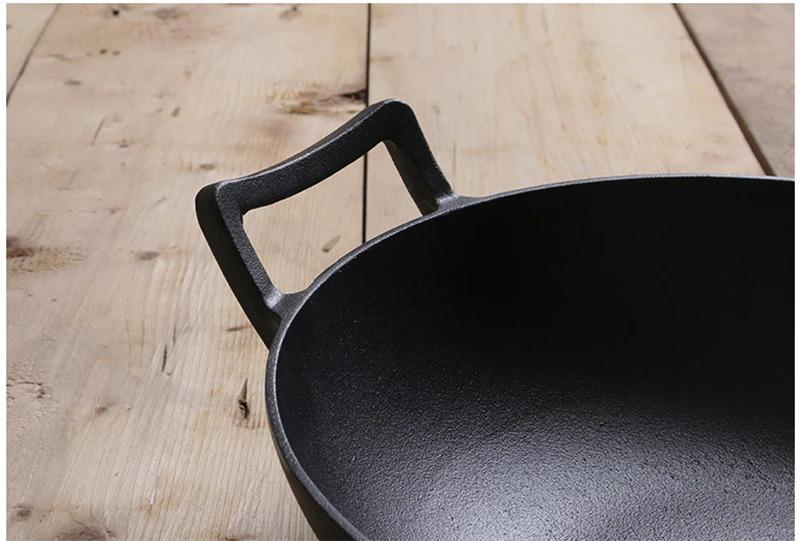 Le Fulan gietijzeren wok met twee oren – zijaanzicht van de stevige oorgrepen