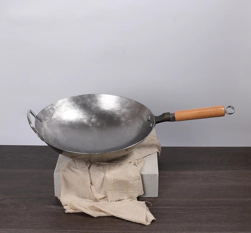 Le Gassan Chinese wok houten handvat in gebruik op gasfornuis