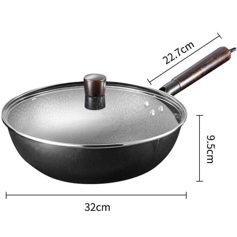 Le Haku koolstofstaal wok 32 cm inductie in een professionele keukenomgeving