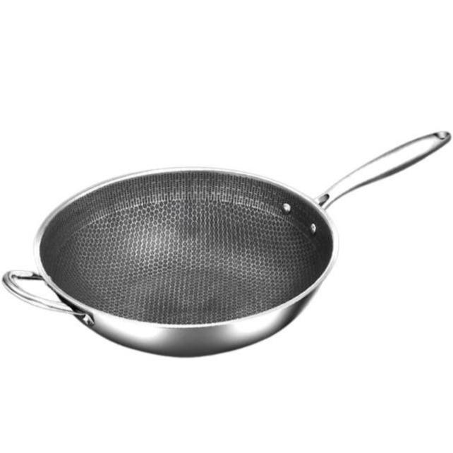 Le Iwaki rvs honingraat wok zonder coating in gebruik op het gasfornuis