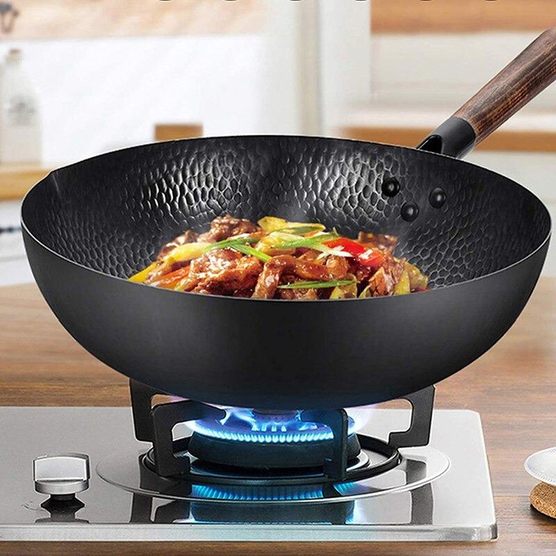 Le Miguri koolstofstaal wok met houten deksel van bovenaf gezien