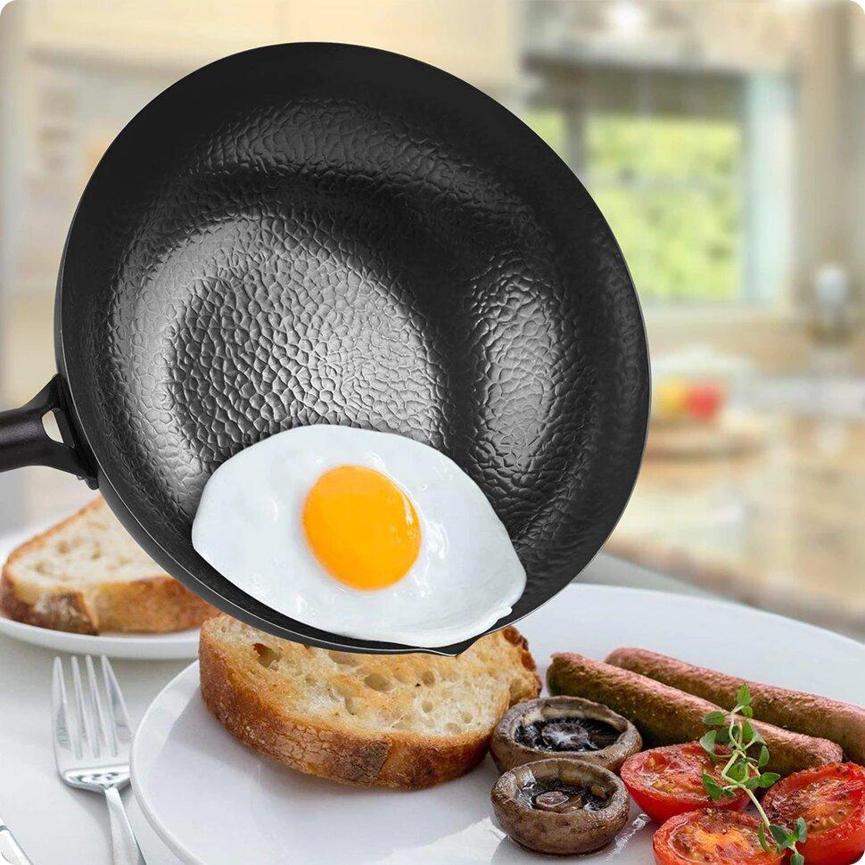 Le Miguri koolstofstaal wok met houten deksel schuine zijaanzicht