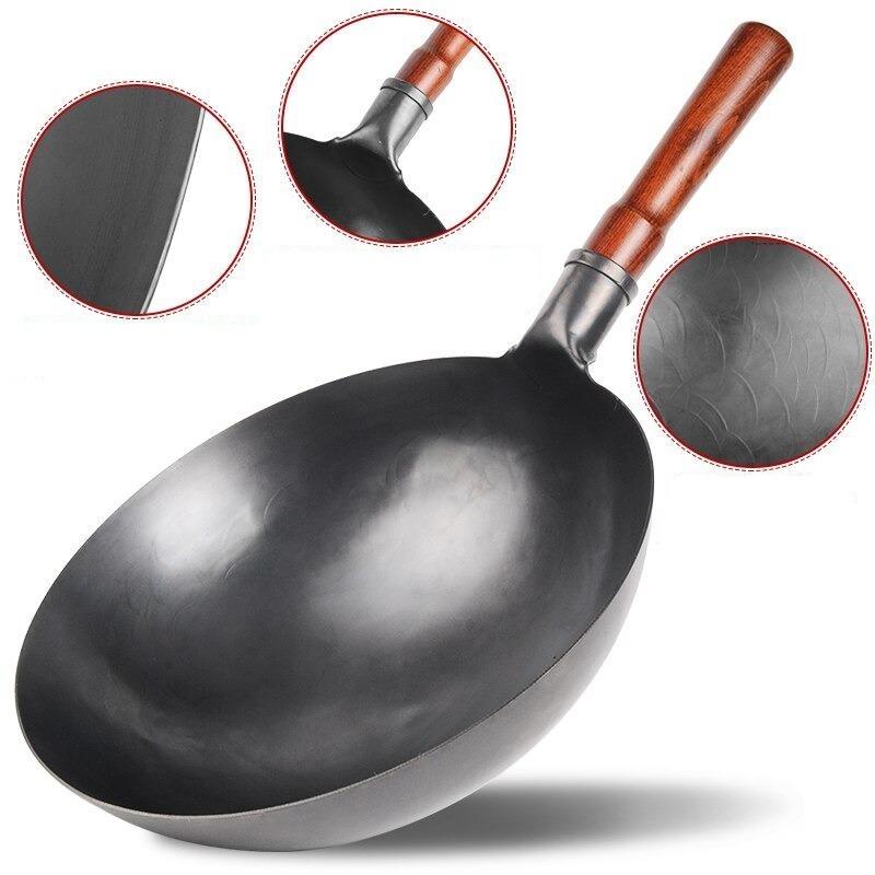 Le Nasu gesmeed smeedijzeren wok in gebruik op gasvlam