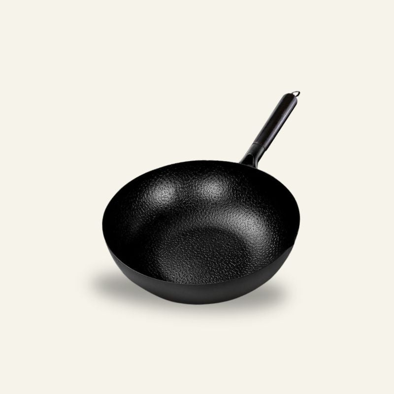 Le Norikura gehamerd koolstofstaal wok 32 cm – vooraanzicht met hamerslag patroon