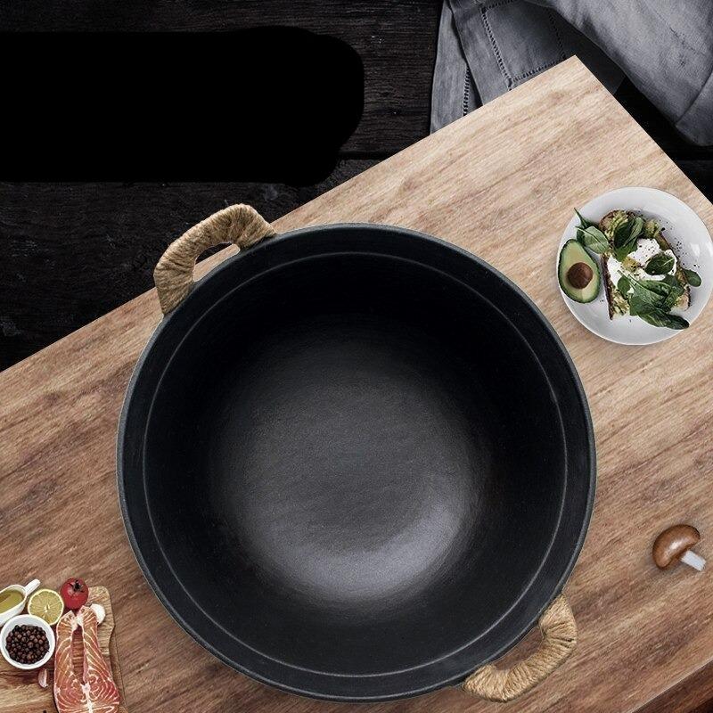 Le Ontake gietijzeren wok 32 cm met houten deksel op kookplaat