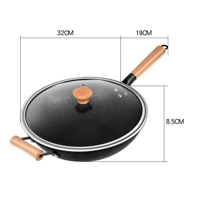 Le Poroshiri zwart antiaanbak wok met deksel in gebruik op kookplaat
