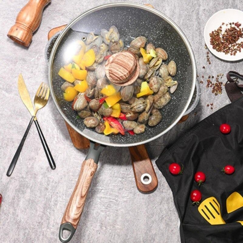 Le Tsurugi aluminium keramische wok op gasfornuis tijdens het wokken