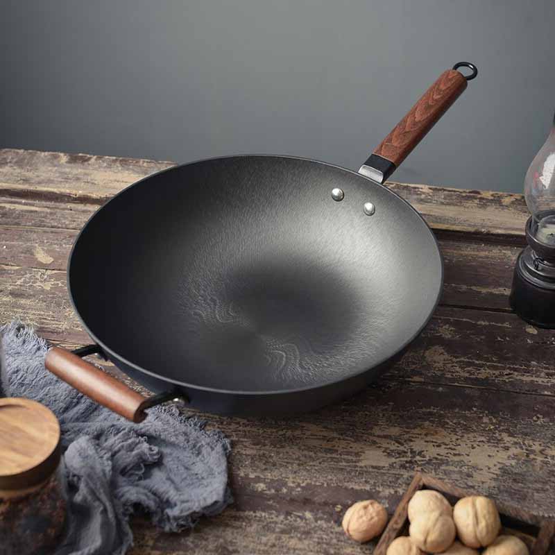 Le Tokaji koolstofstaal wok – detail gladde antiaanbaklaag binnenin