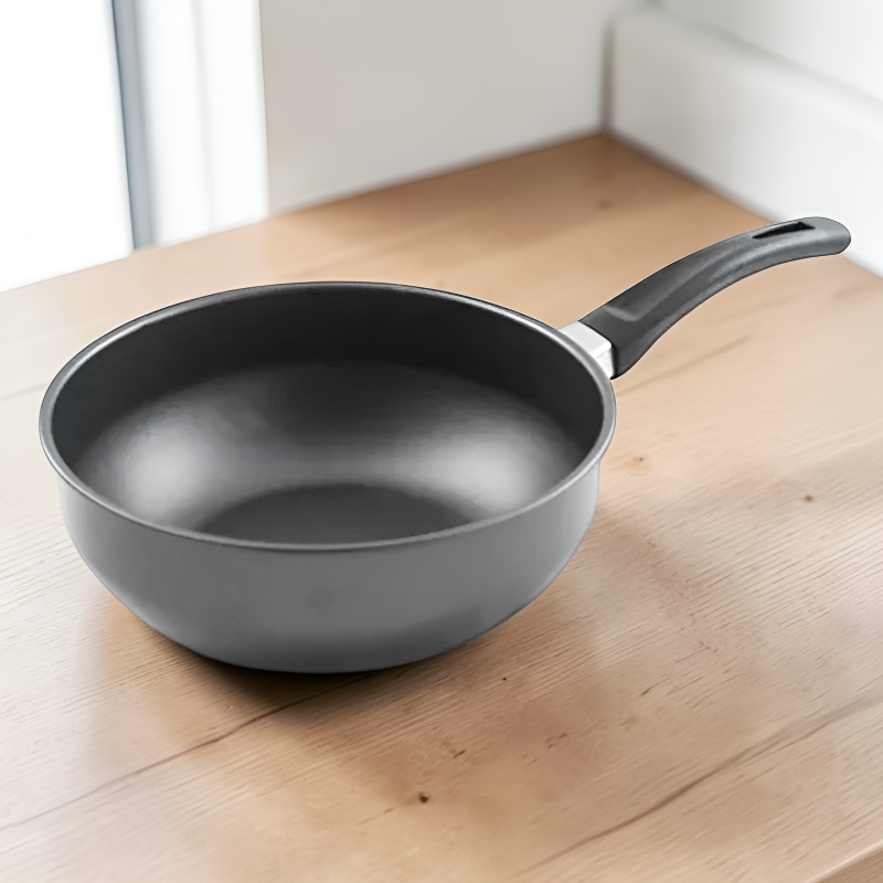 Le Yorimi gietijzeren wok detail van het handvat en ruw gietijzer