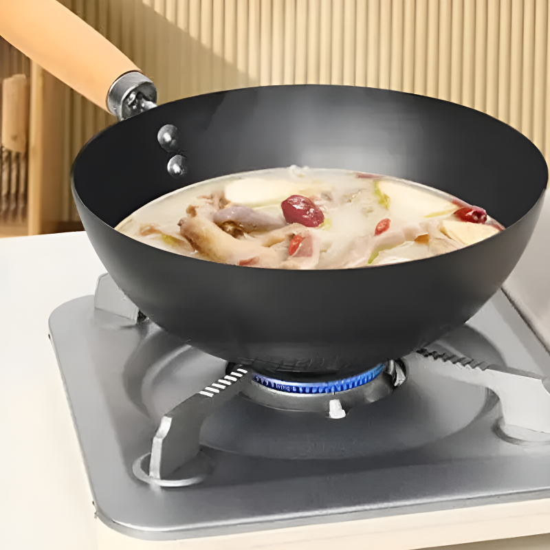 Le Hokira bovenaanzicht kleine smeedijzeren wok met natuurlijke patina