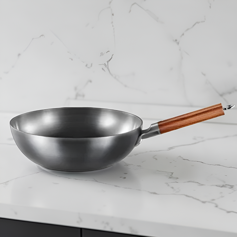 Le Rinaki smeedijzer wok inductie detailopname traditioneel handvat