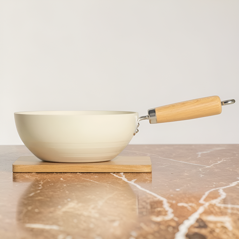 Le Tehana keramische coating wok op inductiekookplaat tijdens gebruik