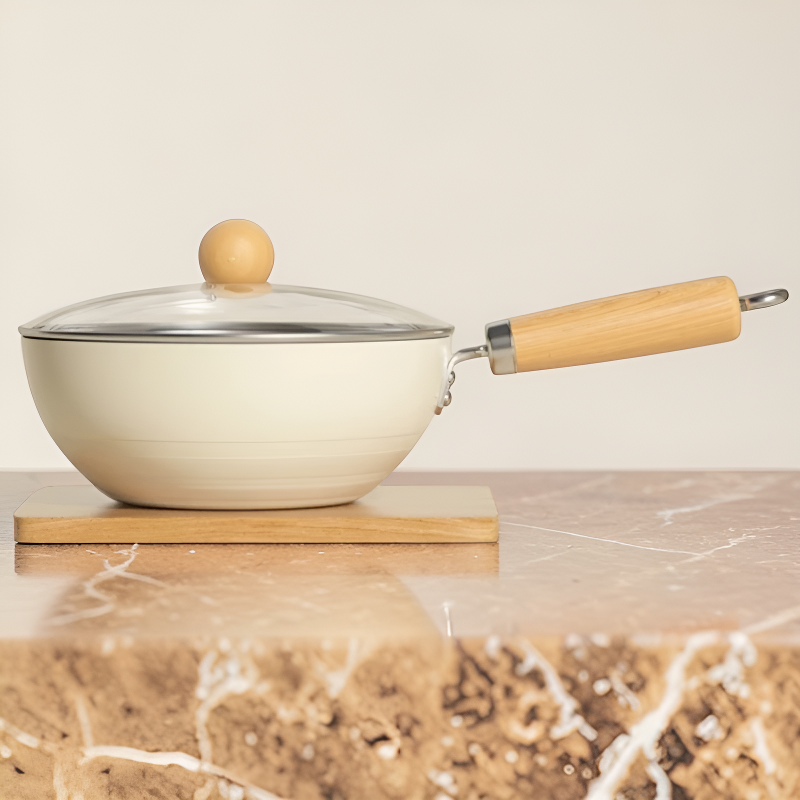 Le Tehana aluminium wok met keramische coating bovenaanzicht interieur