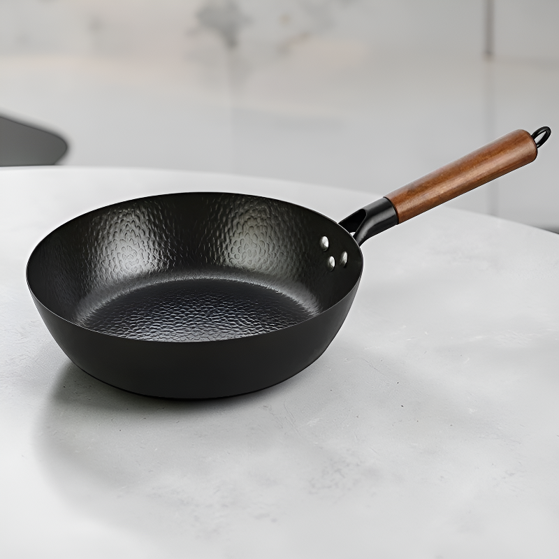 Le Mokira koolstofstaal gehamerde wok inductie detailopname handvat