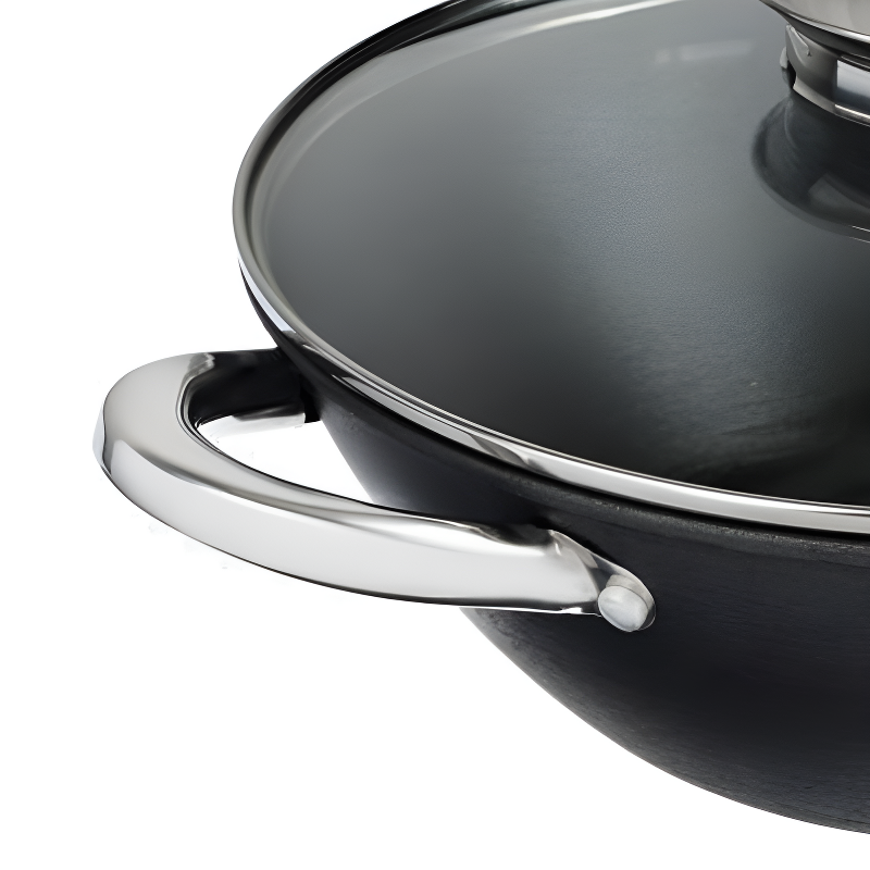 Le Nantai koolstofstaal wok 2 handgrepen close-up zijhandvat detail
