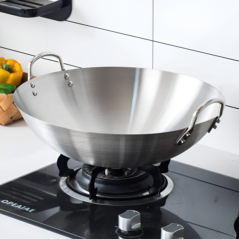 Le Yari chinese rvs wok detailopname van de stalen steel en rand