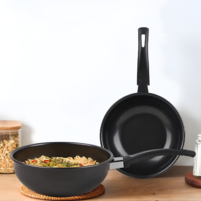 Le Yorimi kleine gietijzeren wok in gebruik op een gaskookplaat