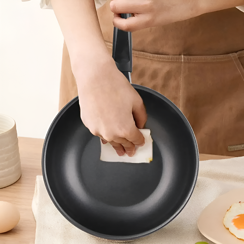 Le Yorimi gietijzeren wok schuin aanzicht van binnenin de pan