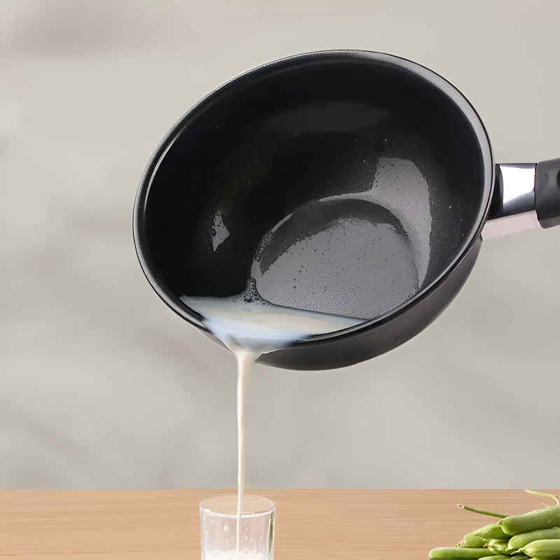 Le Yorimi kleine gietijzeren wok met groenten tijdens het roerbakken