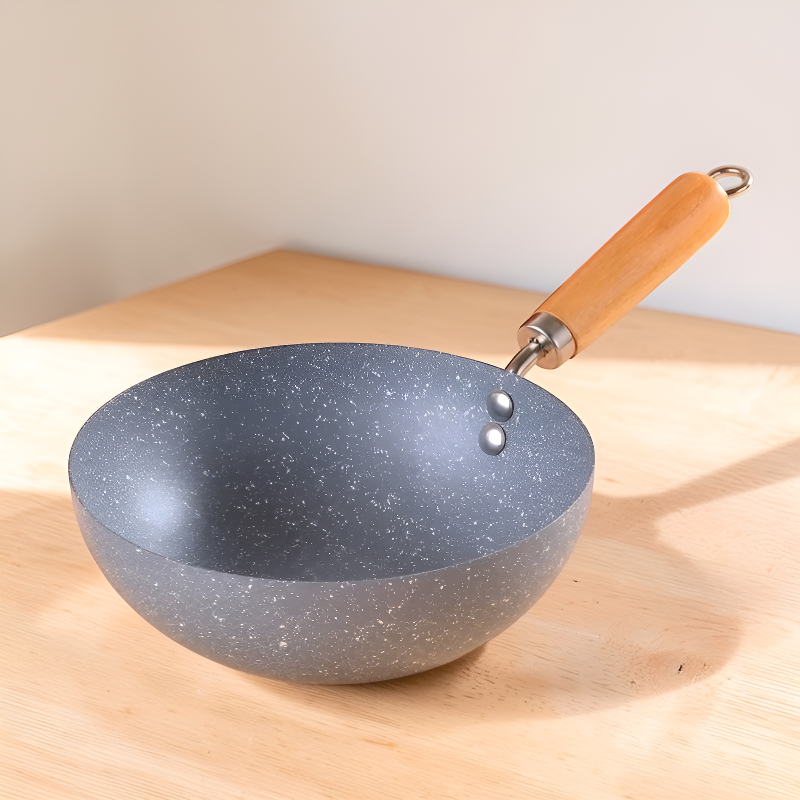 Le Sanome mini wok inductie op inductiekookplaat tijdens het bakken