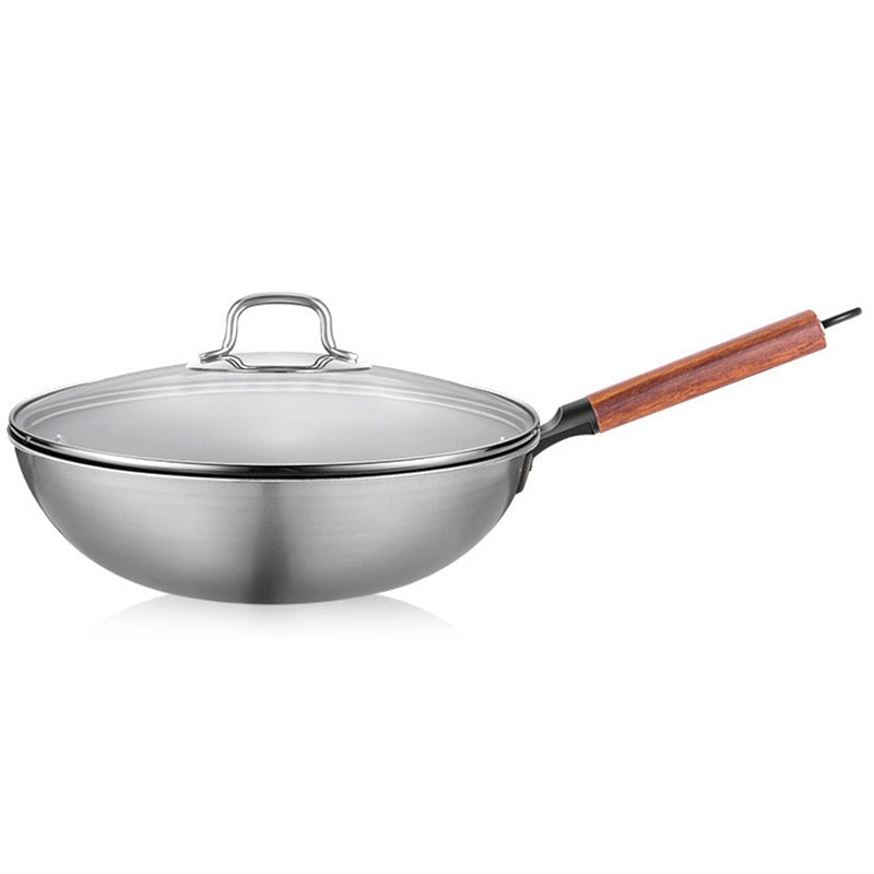 Le Homika rvs wok met houten handvat in gebruik op gasfornuis