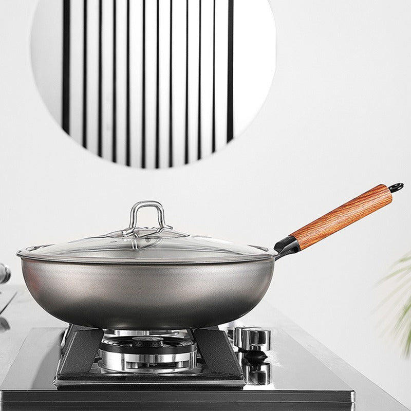 Le Homika rvs wok detailopname van het houten handvat